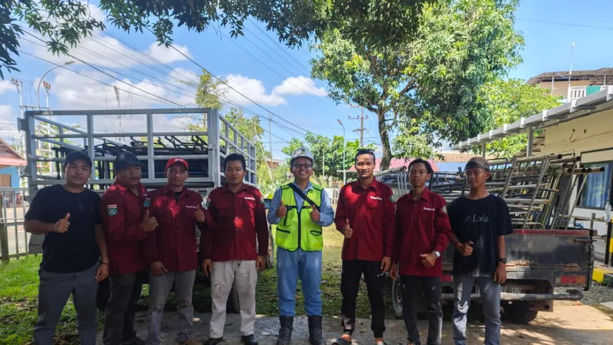 MOMEN: Momen foto bersama usai penyerahan bantuan sarana dari PAMA ARIA kepada Karang Taruna Desa Sungai Cuka.