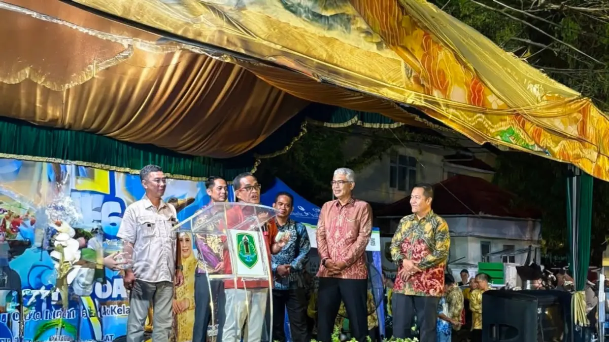 MOMEN:Bupati dan Wakil Bupati Kabupaten HSU, H Sahrujani dan Hero Setiawan mengumumkan pemenang peserta stan terbaik di penutupan Pameran Expo Hari Jadi ke-74 Kabupaten HSU di Amuntai, Senin (27/4/2026) malam.(Foto: Pemkab HSU)