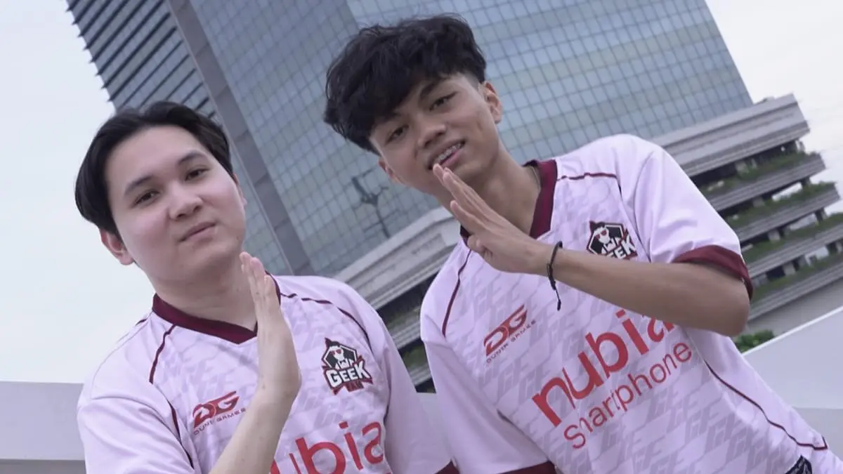 Nazara, atlet esports Mobile Legends asal Hulu Sungai Utara, Kalimantan Selatan (kanan), yang kini memperkuat tim Geek Fam Indonesia di ajang Mobile Legends Professional League (MPL) Indonesia. (dom Nazara)