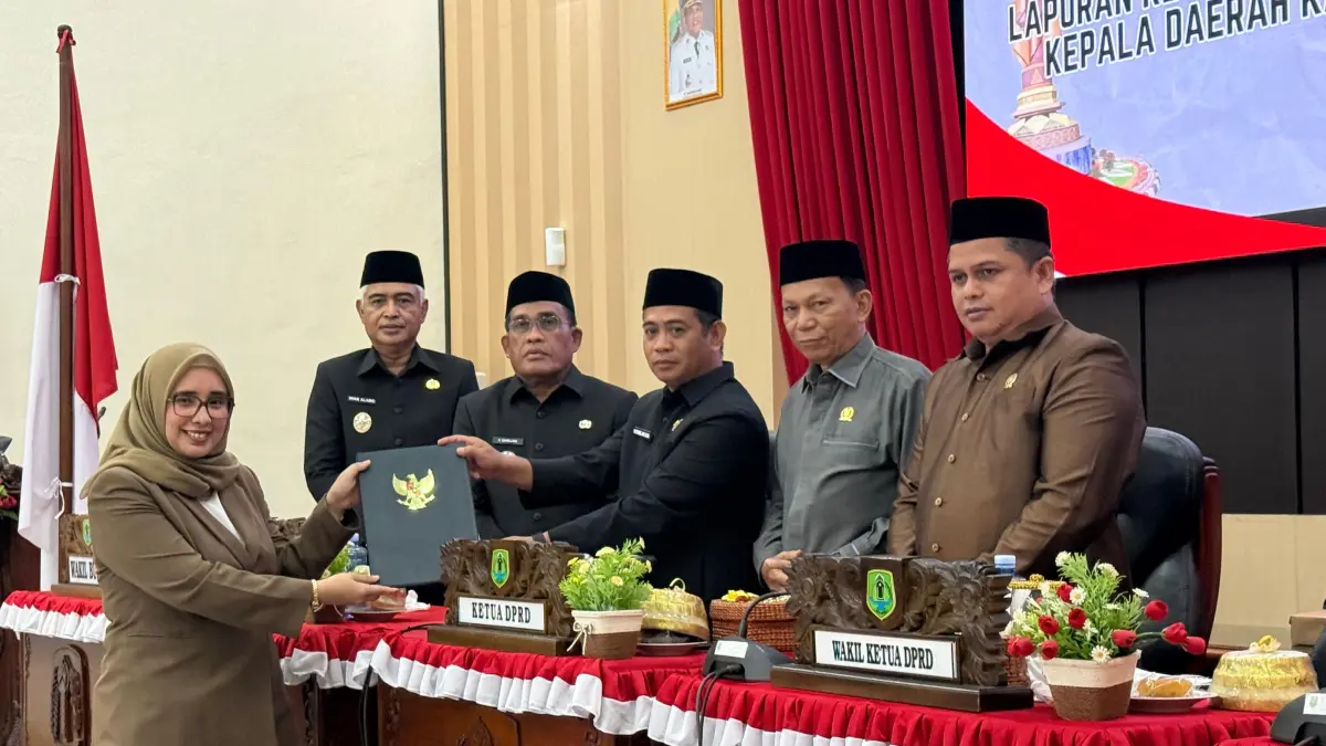 PARIPURNA: Politisi Golkar, Aisha Nadela, menyerahkan draf rekomendasi DPRD kepada Ketua DPRD HSU H. Fadilah di penyampaian rekomendasi LKPJ Kepala Daerah Tahun Anggaran 2025 di Aula Dewan HSU. (Foto: M.Akbar)