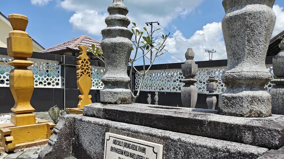 RAJA TERAKHIR: Makam Arung Abdul Rahim Andi Sallo di Desa Kampung Baru, Kusan Hilir, Tanah Bumbu, yang kini berstatus cagar budaya peringkat provinsi. (Foto: Zulqarnain/Radar Banjarmasin)