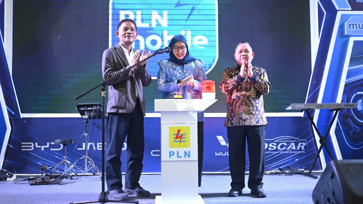 RESMI BEROPERASI: Penekanan tombol peresmian Stasiun Pengisian Kendaraan Listrik Umum (SPKLU) Ultra Fast Charging pertama di Kalimantan di QMall Banjarbaru oleh Wali Kota Banjarbaru, Hj Erna Lisa Halaby, Sabtu (25/4/2026).(Foto-foto: PLN UID Kalselteng)&nbsp;
