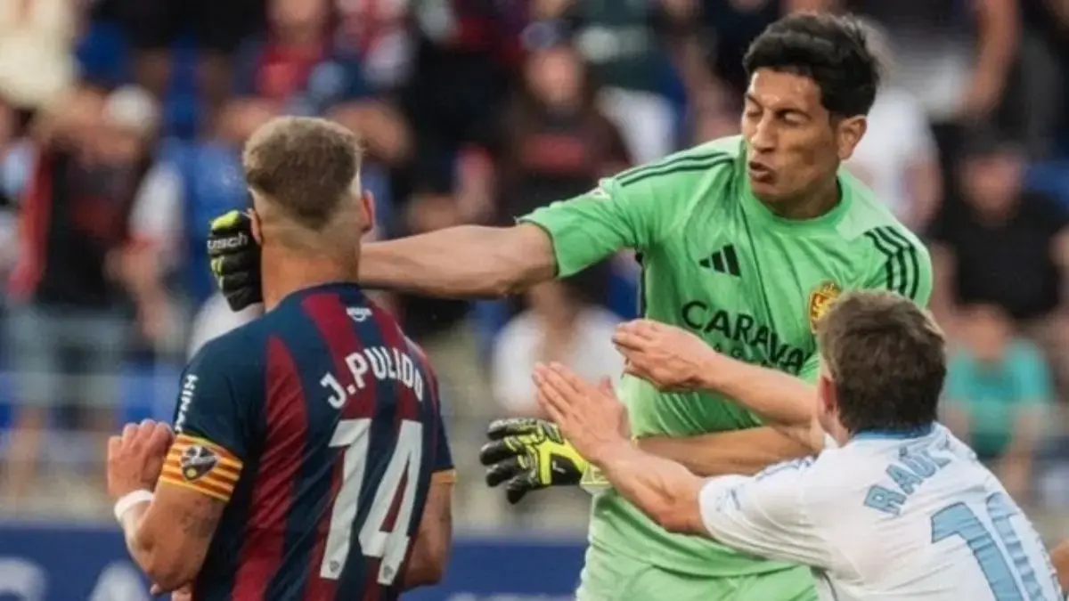 RICUH: Derbi kasta dua Liga Spanyol ricuh, Kiper Real Zaragoza, Esteban Andrada pukul Kapten Huesca, Jorge Pulido.&nbsp;
(X/@CUPID_FC)