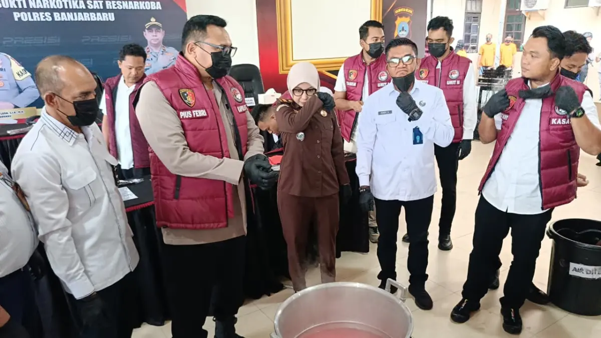 Sabu milik perempuan berinisial BDJ yang turut dimusnahkan bersama barang sitaan dari kasus lainnya di Mapolres Banjarbaru, Senin (27/4/2026). (Sheilla Farazela/Radar Banjarmasin)