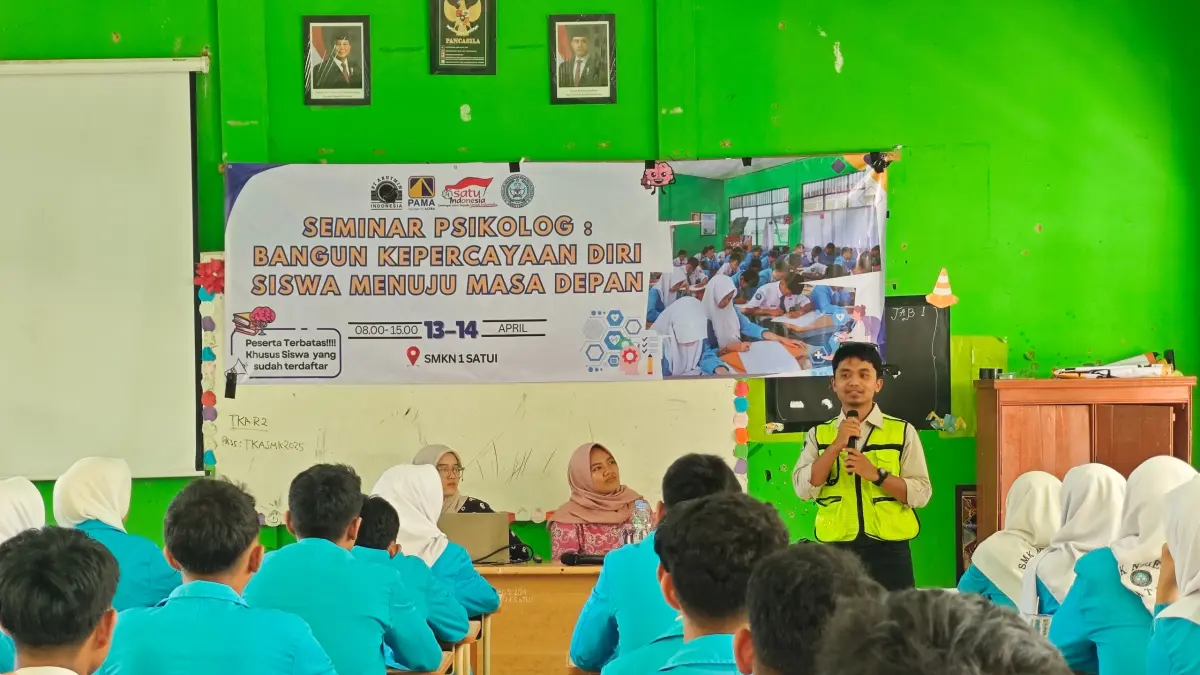 SAMBUTAN: CSR Officer PAMA ARIA, Firdaus Rizqy Azizi, menyampaikan sambutan pada seminar psikolog bagi siswa kelas XII SMK.