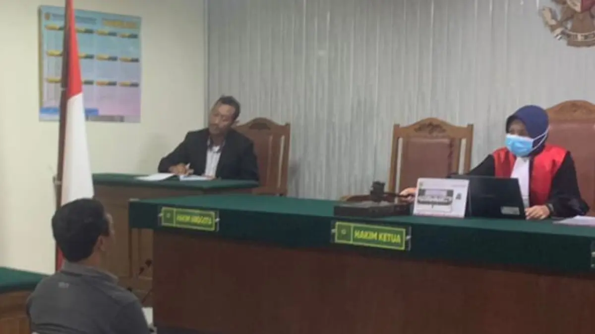 TR, terdakwa minuman keras saat disidang tipiring. (Polres Tabalong)