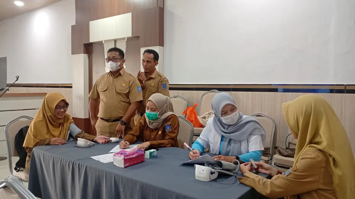 VAKSIN: ASN cek tensi darah sebelum dilakukan vaksin HPV. (Foto: M. Padil Ihsan/Radar Banjarmasin)&nbsp;