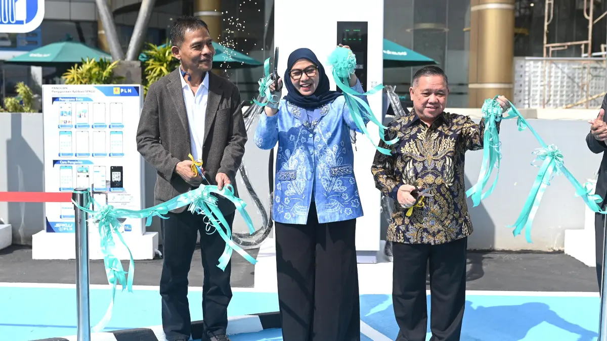 PERDANA: Pemotongan pita peresmian SPKLU Ultra Fast Charging pertama di Kalimantan yang berlokasi di QMall Banjarbaru oleh Wali Kota Banjarbaru, Hj Erna Lisa Halaby (tengah), Manager PLN UP3 Banjarmasin Yanuar (kiri), dan Owner Q Mall Banjarbaru H Norhin.