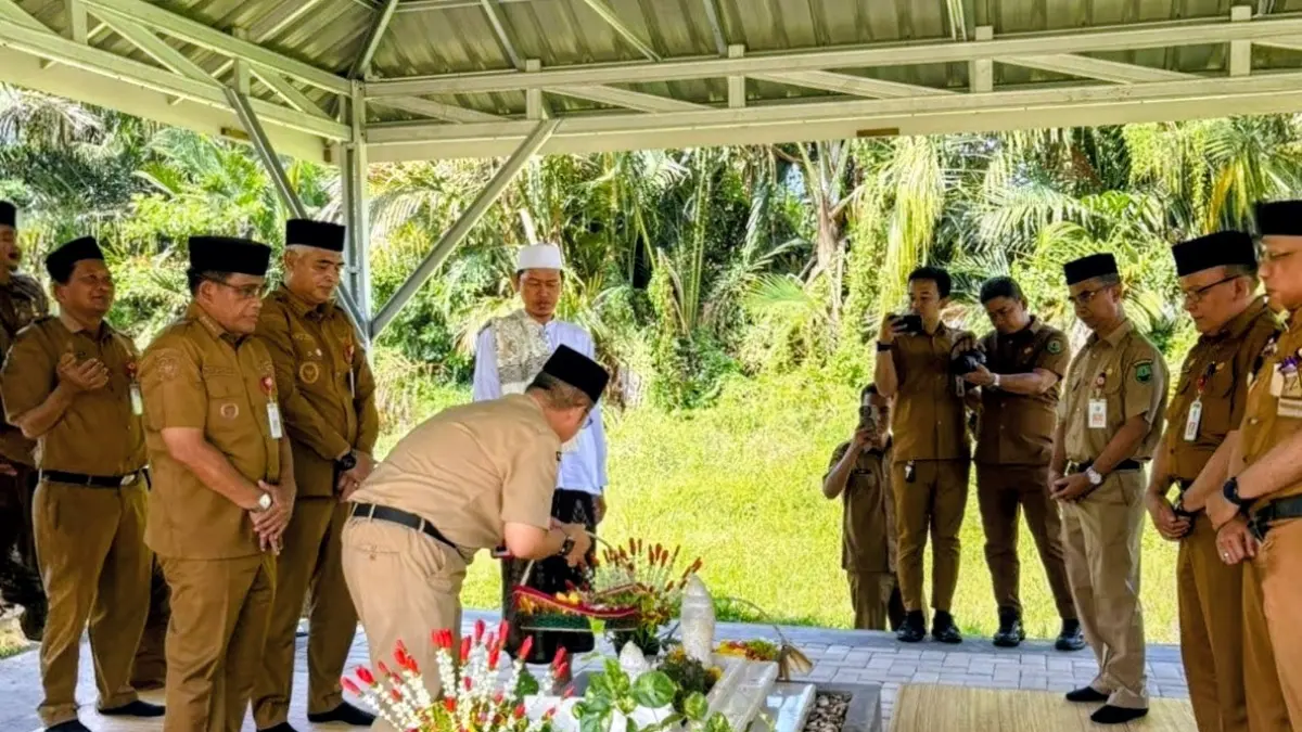 ZIARAH: Bupati HSU H Sahrujani bersama Wabup Hero Setiawan dan Sekda saat nyekar ke makam mantan Bupati HSU H Abdul Wahid di Desa Kota Raja, Kecamatan Amuntai Selatan. (Foto: M.Akbar)&nbsp;