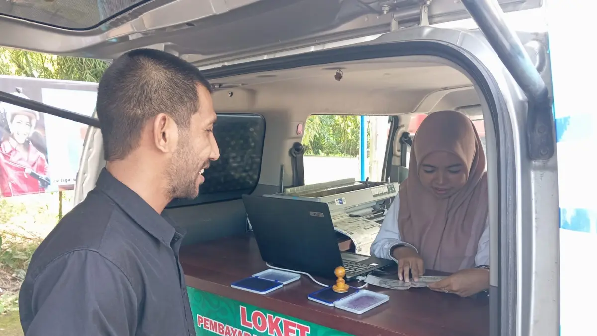 BAYAR PAJAK: Masyarakat langsung membayar pajak di Samsat Keliling saat sosialisasi kepatuhan pajak kendaraan di Simpang 4 Gallery kawasan Ruang Terbuka Hijau (RTH) Rantau Baru.
Foto Rasidi Fadli&nbsp;