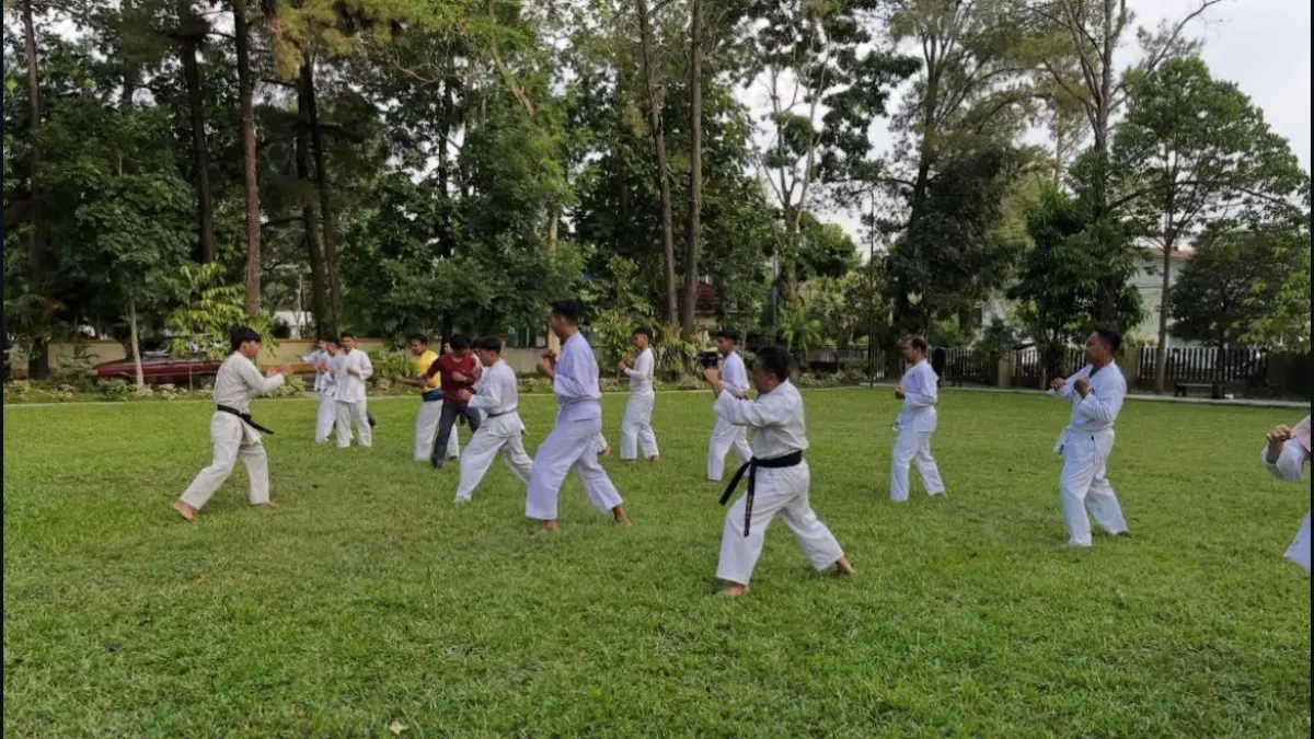 BELADIRI: Olahraga karate juga ditekuni para pegawai Dishut Kalsel. 