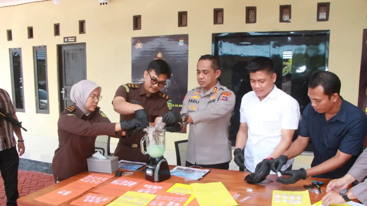BLENDER: Kapolres Banjar bersama jajaran saat memusnahkan barang bukti sabu dan ekstasi hasil pengungkapan kasus narkotika selama sebulan terakhir di Mapolres Banjar.