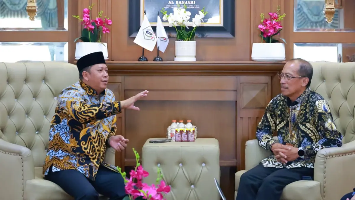 Bupati Barito Kuala, H. Bahrul Ilmi, menerima audiensi dari PT PLN (Persero) Unit Induk Wilayah Kalimantan Selatan melalui Unit Pelaksana Proyek Ketenagalistrikan (UP2K) Kalsel, Kamis (2/4/2026), di Rumah Jabatan Bupati.