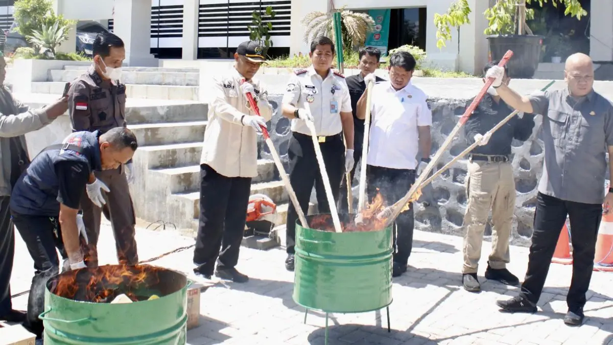 DIMUSNAHKAN: Kejari Kotabaru mengekspose pemusnahan barang bukti 47 perkara berkekuatan hukum tetap di Kotabaru.&nbsp;