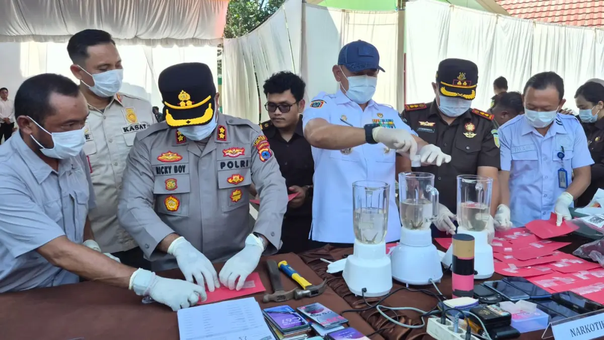 DIMUSNAHKAN : Kepala Kejari Tala Lutvi Tri Cahyanto melakukan pemusnahan barbuk tindak pidana umun bersama Bupati Tala Rahmat Trianto serta Kapolres Tala AKBP Ricky Boy Siallagan.