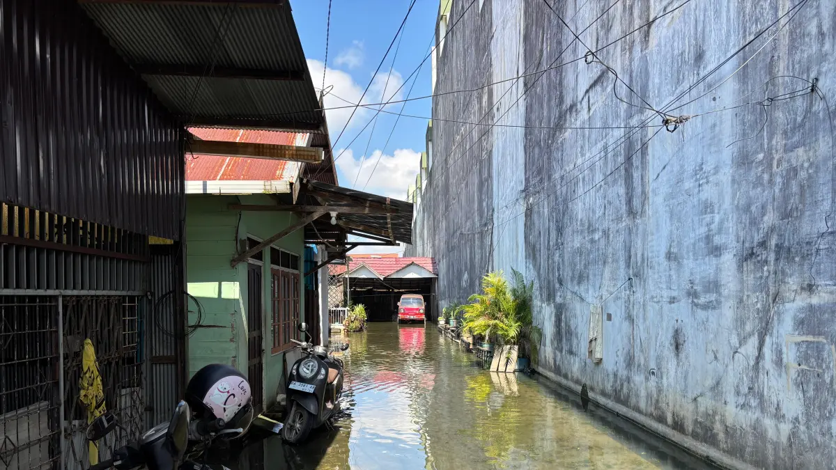 Gang Posko BPK, Jalan Pramuka, Pemurus Luar, Banjarmasin Timur yang sudah tergenang lebih dari tujuh bulan belakangan.(Zulvan Rahmatan/Radar Banjarmasin)