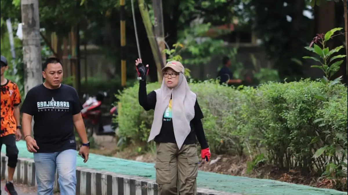 JAGA KESEHATAN: Kadishut Kalsel, Fathimatuzzahra menyempatkan waktu untuk berolahraga pagi.(Foto: Dishut Kalsel)