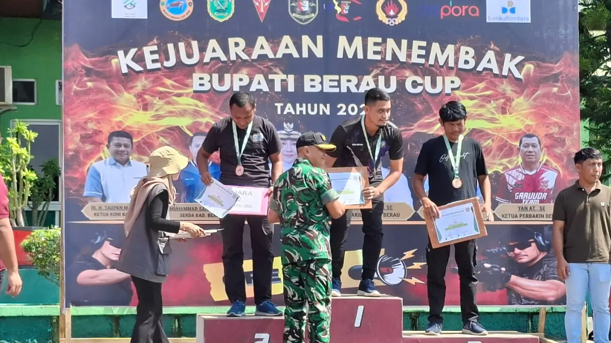 MEMBANGGAKAN : Dedi Irawan, Personel Satpol PP dan Damkar Kabupaten Tala saat menerima piagam penghargaan juara pertama Kejuaraan Menembak Bupati Berau Cup 2026. (Foto : Dedi Irawan, untuk Radar Banjarmasin).
