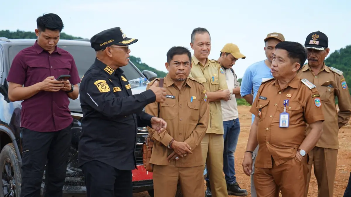 MENINJAU: Bupati Kotabaru H Muhammad Rusli memberikan arahan langsung di lapangan kepada Camat Pulau Laut Kepulauan dan Kadis PUPR Kotabaru.
Foto: Prokopim Setda Kotabaru.&nbsp;