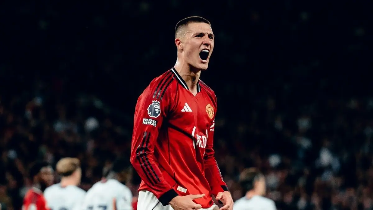 MERAYAKAN: Penyerang Manchester United, Benjamin Sesko merayakan golnya ke gawang Brentford, Selasa (28/4) dini hari WIB.&nbsp;
(AFP)&nbsp;
