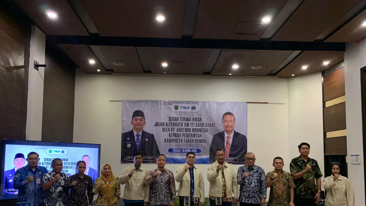 MOMEN: Foto bersama usai kegiatan serah terima hibah jalan alternatif KM 171 Satui Barat oleh PT Arutmin Indonesia kepada Pemerintah Kabupaten Tanah Bumbu dan peresmian SLB Satui Cerdas.