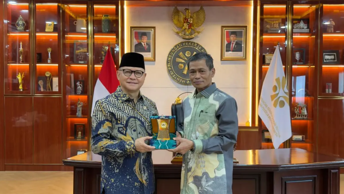 MOMEN: Rektor ULM Prof Ahmad dan Menteri P2MI Mukhtarudin foto bersama usai menyepakati pembentukan Migran Centre di kampus.