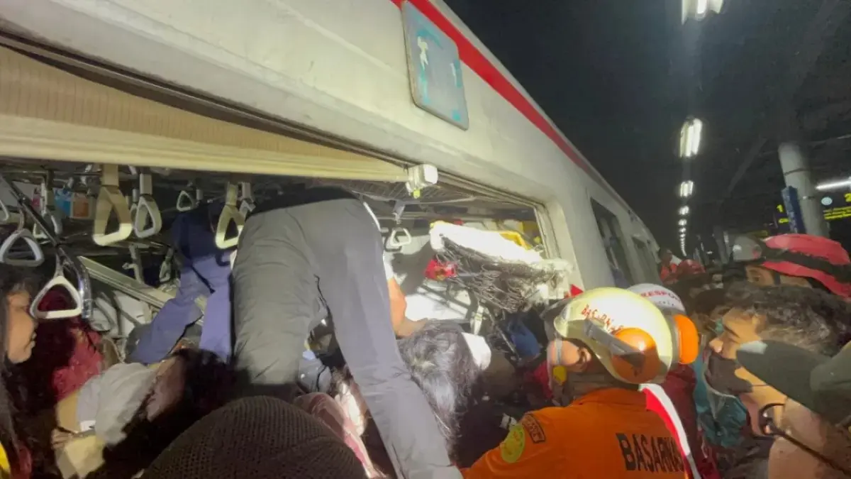 MUSIBAH: Tim Basarnas melakukan evakuasi korban kecelakaan KA Argo Bromo Anggrek dan KRL di Stasiun Bekasi Timur. (Basarnas)
