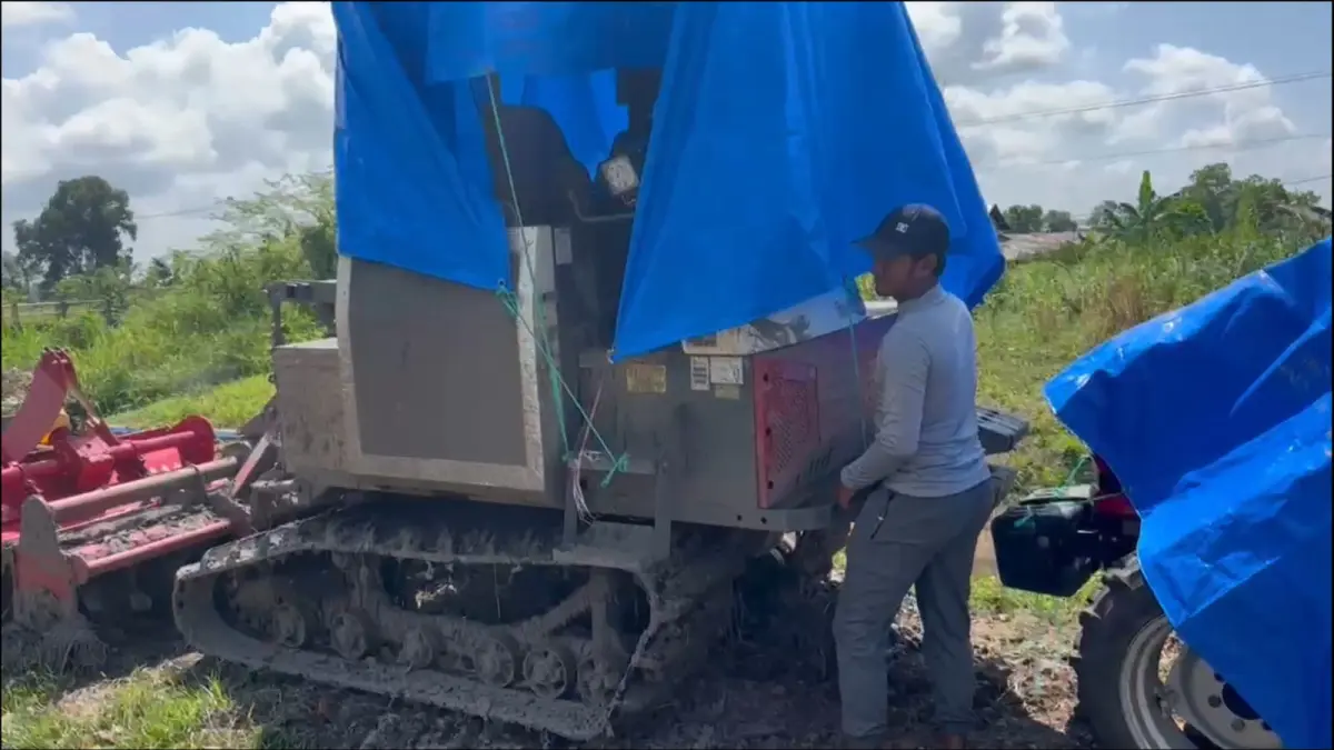 Petani di Desa Penggalaman, Martapura Barat, menunjukkan alat mesin pertanian yang tak bisa digunakan akibat kelangkaan solar yang telah berlangsung sejak akhir 2025. (FADLAN ZAKIRI/RADAR BANJARMASIN)