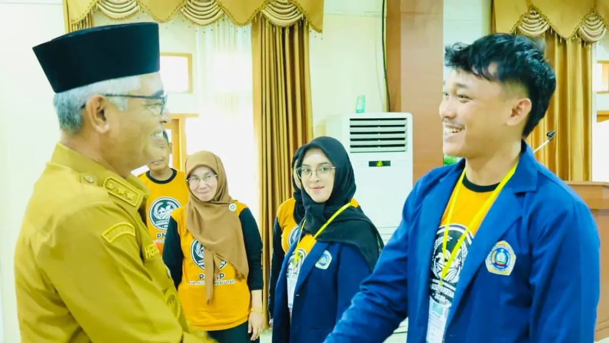 POTENSI: Wakil Bupati HSU, Hero Setiawan menyambut mahasiswa Fakultas Pertanian Uniska yang akan melaksanakan penelitian pemanfaatan gulma menjadi pakan ternak di wilayah HSU.(Foto:Pemkab HSU)