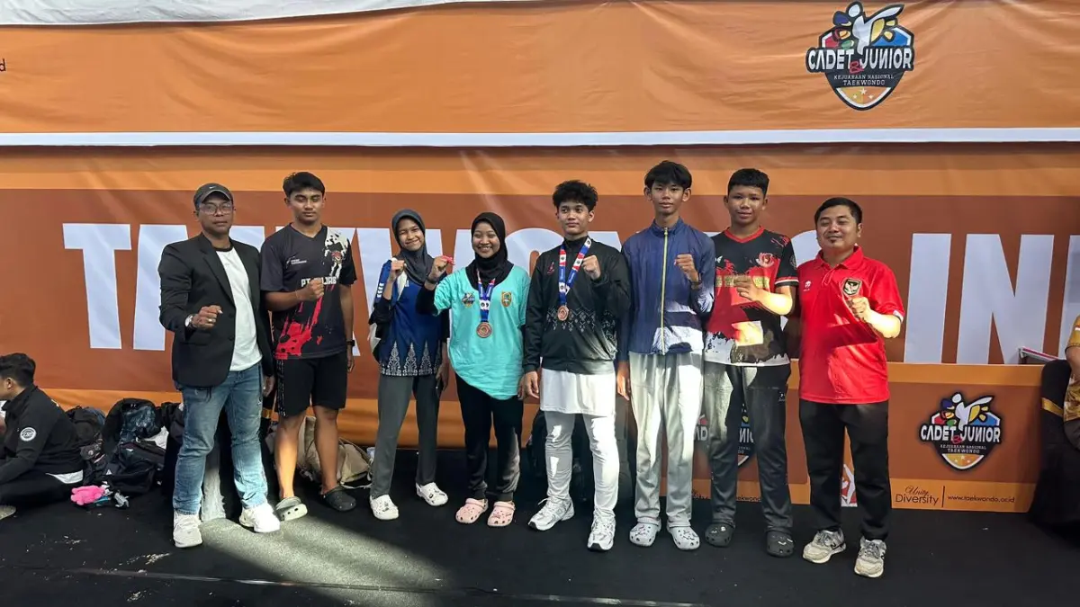 Atlet taekwondo binaan SPOBDA Kalimantan Selatan, Siti Halimah dan M. Mahbub Ridhani, berpose dengan medali perunggu yang mereka raih dalam Kejuaraan Nasional Taekwondo Cadet & Junior Tahun 2026 di Samarinda, Kalimantan Timur, 23–26 April 2026. (dok SPOBDA Kalsel)