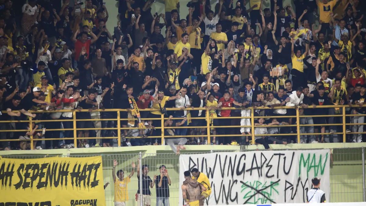 Suporter PS Barito Putera memberikan dukungan penuh kepada Laskar Antasari dalam laga Pegadaian Championship 2025-2026. (M Idris Jian Sidik)