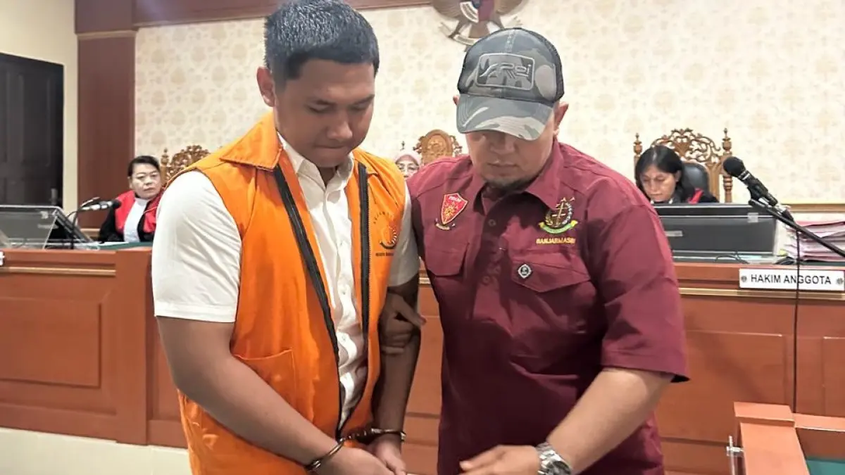 TANGAN TERBORGOL: Terdakwa Muhammad Seili, pembunuh mahasiswi ULM, Zahra Dilla dituntut 14 tahun penjara oleh JPU Kejaksaan Negeri Banjarmasin. (Foto: Muhammad Oscar Fraby/Radar Banjarmasin)