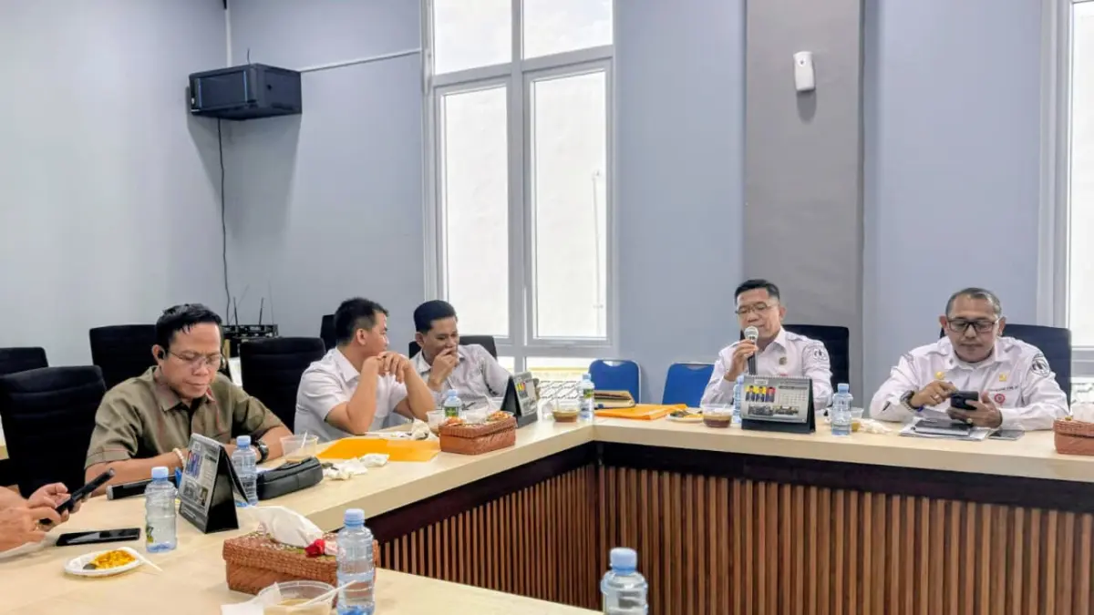 Anggota DPRD HSU bersama jajaran eksekutif saat rapat kerja pembahasan persiapan POPDA 2026 di Gedung DPRD HSU. (Setwan DPRD HSU)