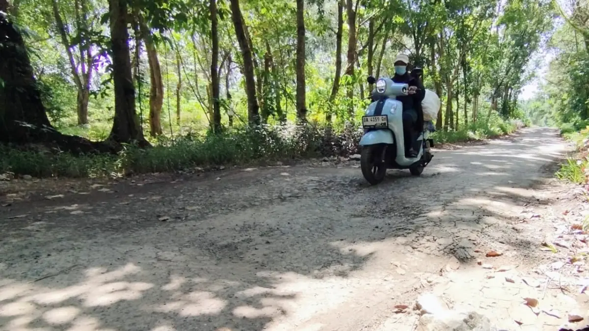 BERGELOMBANG: Kondisi Jalan Ki Hajar Dewantoro di Desa Cindai Alus, Kecamatan Martapura, yang berlubang dan becek, terutama di ruas dekat SDN Cindai Alus 2 hingga perbatasan desa.