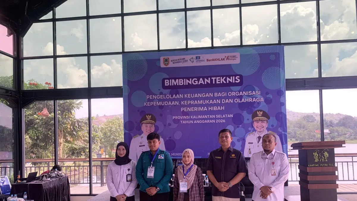 BIMTEK: Kepala Dispora Kalimantan Selatan, Pebriadin Hapiz, bersama perwakilan peserta dalam kegiatan Bimbingan Teknis pengelolaan keuangan bagi 22 organisasi penerima dana hibah kepemudaan dan olahraga tahun 2026. (Foto: M Idris Jian Sidik)