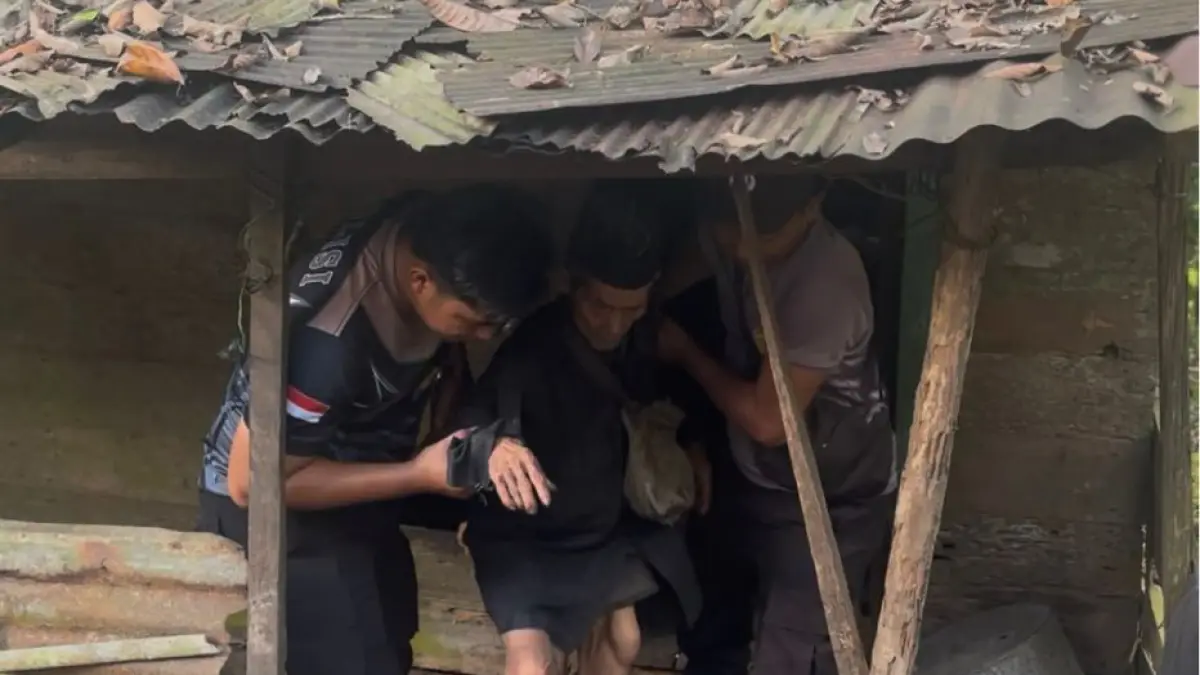 DIUNGSIKAN: Petugas kepolisian bersama warga bergotong royong membongkar rumah tidak layak huni milik pasangan lansia di Desa Paramasan Bawah, Rabu (29/4/2026).