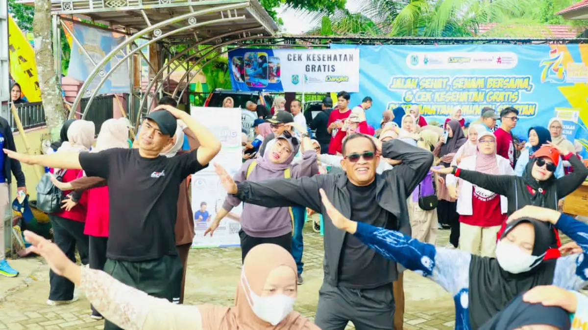 DUKUNGAN:Warga mengikuti kegiatan jalan santai dan senam bersama dalam rangka menyambut Hari Jadi ke-74 HSU di Kecamatan Amuntai Selatan.(Foto:Pemkab HSU)&nbsp;