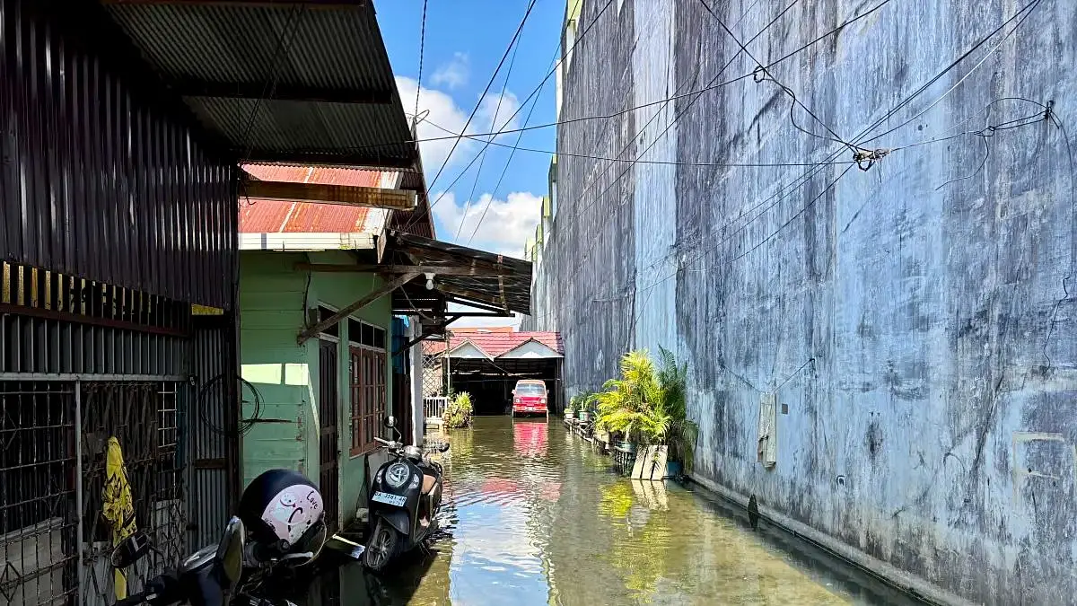 GENANGAN: Kondisi genangan air yang merendam kawasan Gang Posko BPK, Banjarmasin, belum lama tadi. (Foto: Zulvan Rahmatan/Radar Banjarmasin)