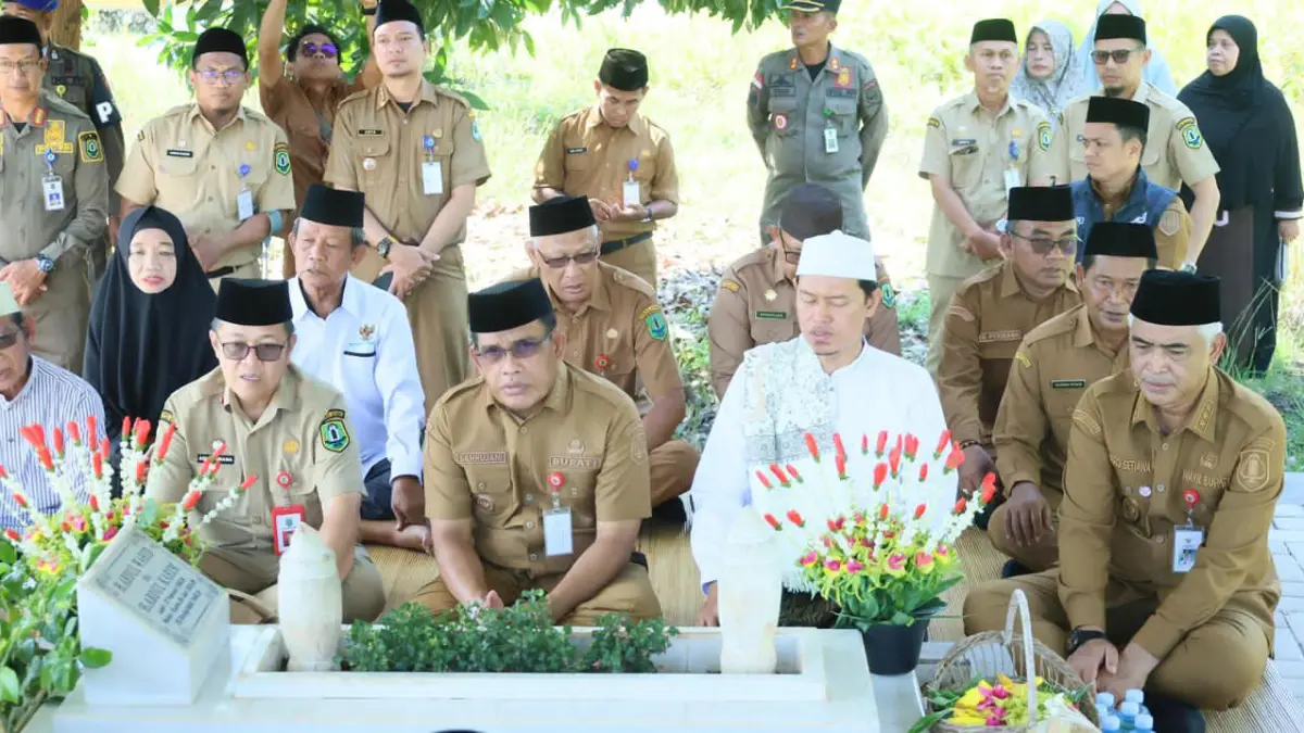 HARU:Bupati dan Wakil Bupati HSU, H Sahrujani dan Hero Setiawan&nbsp; bersama jajaran melakukan tabur bunga saat ziarah ke makam tokoh pendahulu jelang Hari Jadi Kabupaten HSU.(Foto:Pemkab HSU)