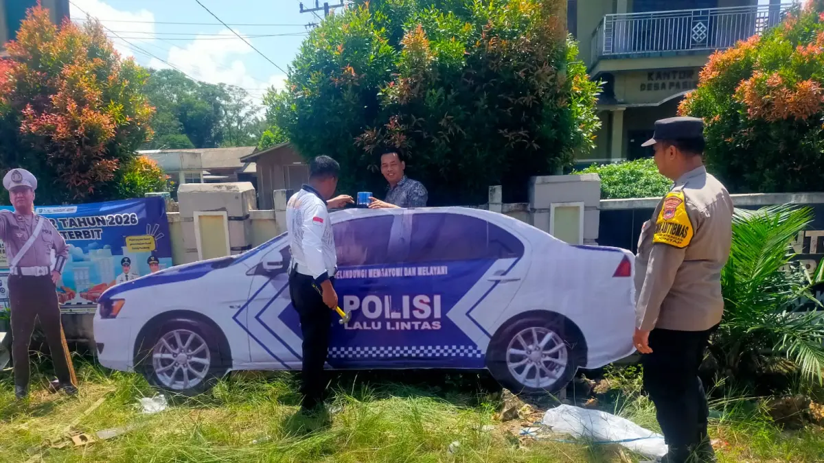 INOVATIF : Inilah replika mobil polisi yang dipasang pihak Polsek Kintap di tikungan maut Desa Pasir Putih. 