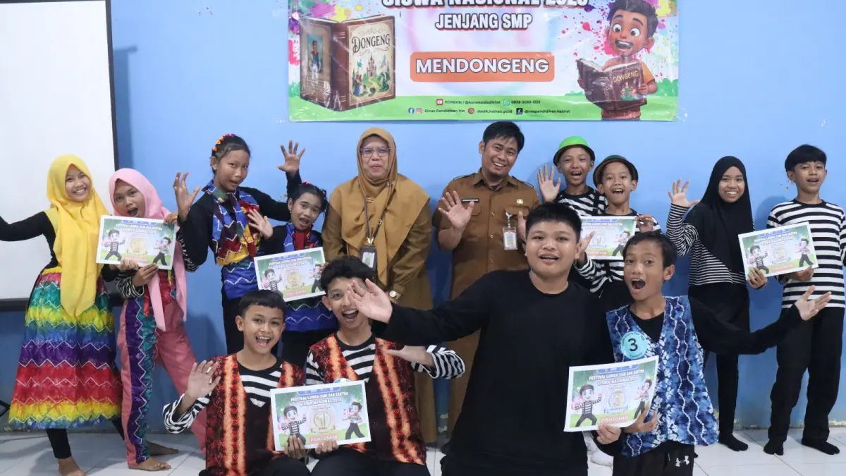 JUARA: Para siswa menjadi juara FLS3N jenjang SMP di Kabupaten HST.