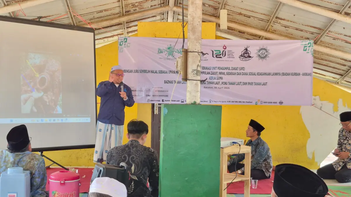 Ketua Juleha Tala, Syarifuddin saat memberikan meteri terkait bagaimana menyembelih hewan kurban yang halal. (Norsalim Yahya/Radar Banjarmasin)