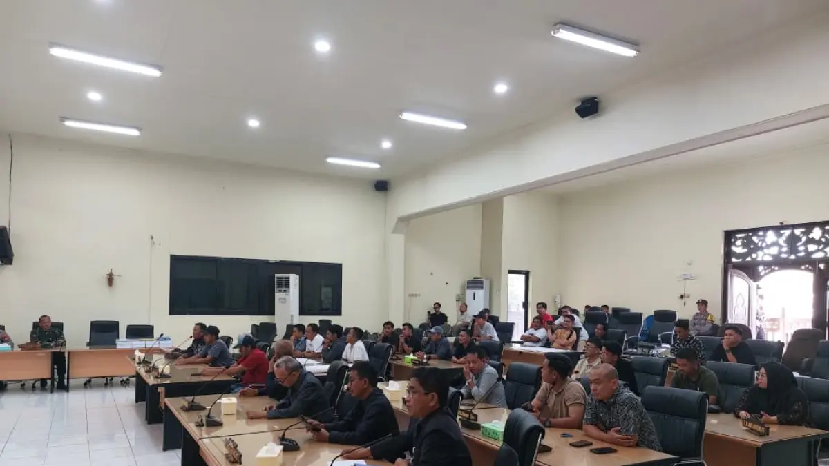 MENGELUH: Persatuan sopir truk di Barabai mengeluhkan langkanya BBM bersubsidi jenis Bio Solar. Kalaupun ada harganya di atas HET. (Foto: Jamaluddin/Radar Banjarmasin)