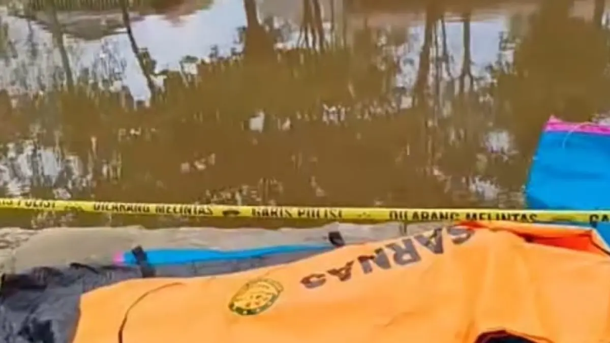 MENINGGAL: Jasad Uhai, warga Tabunganen yang ditemukan meninggal di atas kelotoknya sendiri di Sungai Zafri Zam-Zam, Jalan Bandarmasih, Banjarmasin Barat. (Foto: Relawan)

