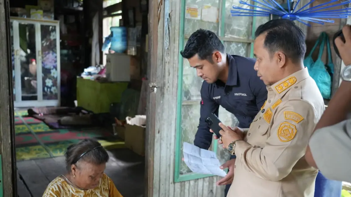 PANTAU: Bupati Tapin Yamani mendatangi langsung rumah warga yang perlu direhab pada program Rumah Tidak Layak Huni (RTLH) di Kelurahan Bitahan Kecamatan Lokpaikat.