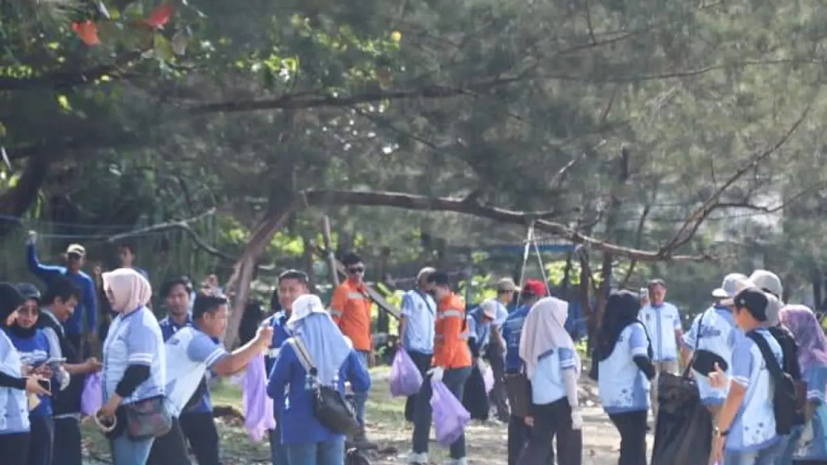 Para pelajar di Angsana, Kabupaten Tanah Bumbu diajak membersihkan