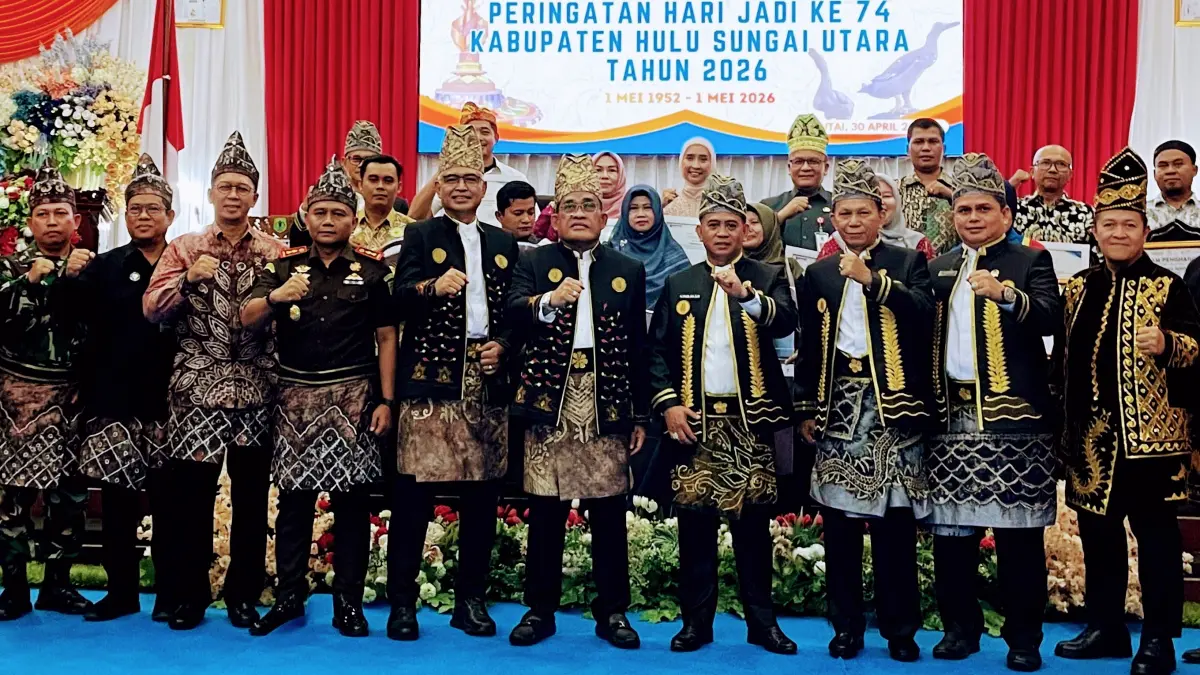PARIPURNA: Bupati HSU H. Sahrujani dan Wabup Hero Setiawan foto bersama Forkopimda usai menyampaikan rapat paripurna DPRD dalam rangka Hari Jadi ke-74 Kabupaten HSU di Amuntai, Kamis (30/4). (Foto: M.Akbar)&nbsp;