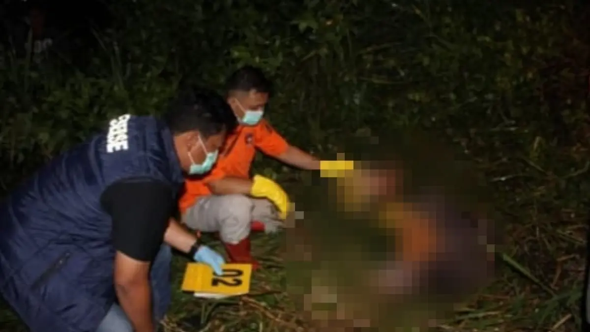 PENEMUAN: Proses evakuasi jasad perempuan di kawasan hutan Jalan Seledri, Kelurahan Sungai Ulin, Kecamatan Banjarbaru Utara, Rabu (29/4/2026) malam (Polres Banjarbaru untuk Radar Banjarmasin)