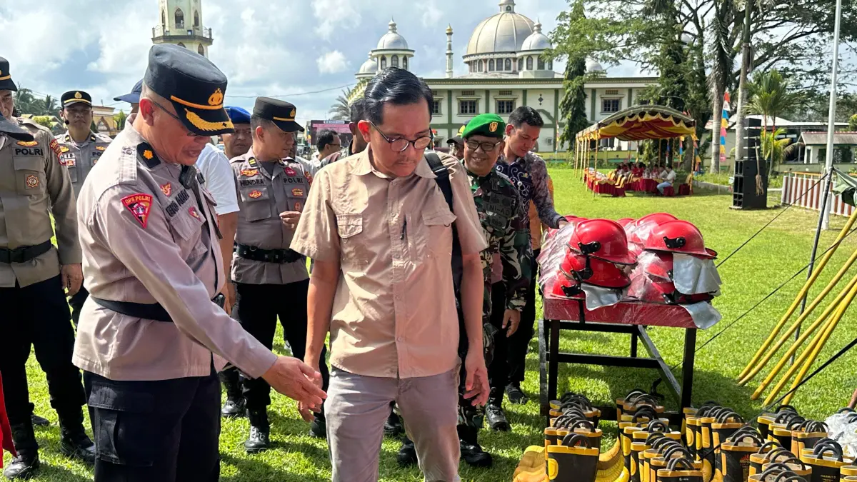 PENGECEKAN: Saat dilakukan pengecekan alat pemadam kebakaran yang akan digunakan menjinakkan karhutla. (Foto: Humas Polres Kotabaru)&nbsp;