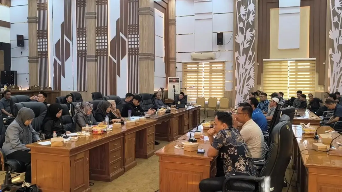 Perwakilan sopir dump truk saat menyampaikan keluhan terkait distribusi bio solar di hadapan jajaran DPRD Balangan dan pengelola SPBU di Ruang Rapat Paripurna. (M Dirga/ Radar Banjarmasin)